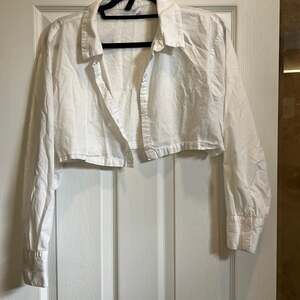 H&M White Cropped Long Sleeve Button-Up Collared Shirt